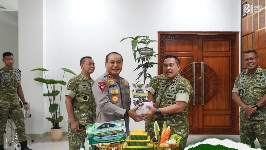 Polda Riau Beri Kejutan Tumpeng dan Bibit Pohon di HUT Kodam XIX