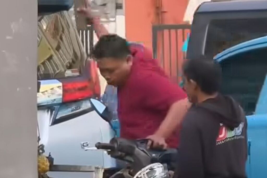 Pengemudi Alphard Damai Usai Merusak Motor Ojol di Pesanggrahan