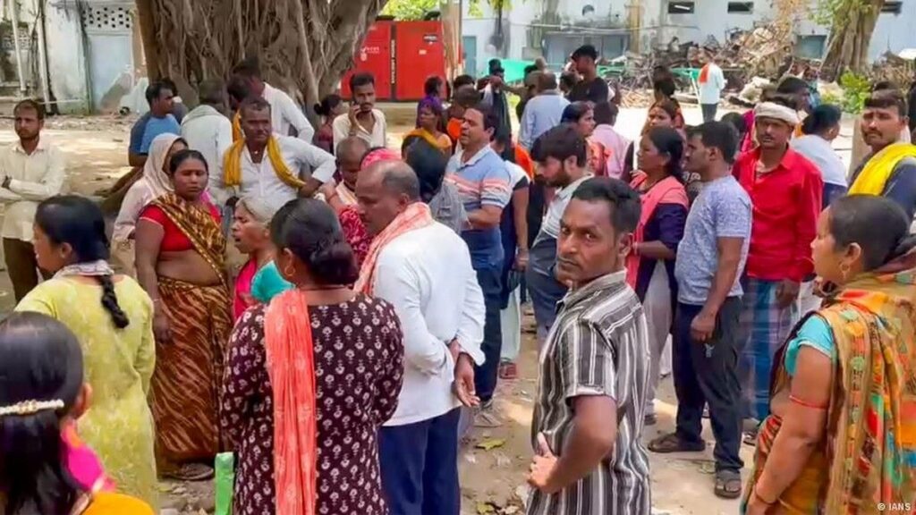 Desak desakan di Kuil Bihar India Menewaskan Tujuh Orang
