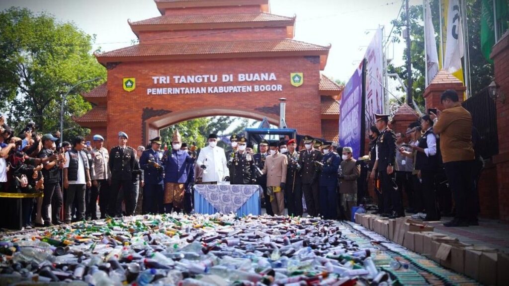Polres Bogor Musnahkan Jutaan Obat Keras dan Belasan Ribu Botol Miras
