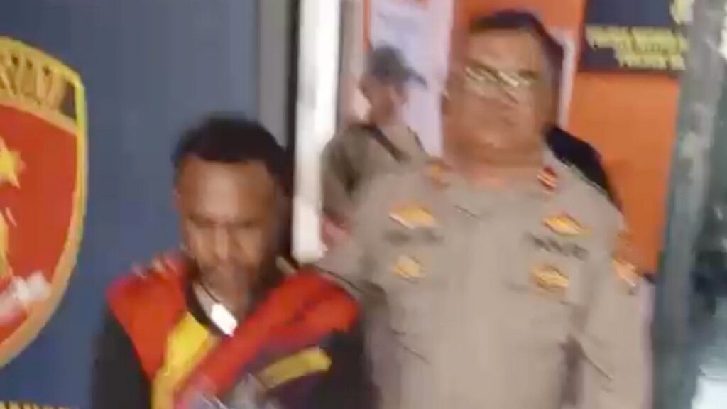 Pria Tanpa Busana Mengamuk dan Memukul Pengendara di Lenteng Agung