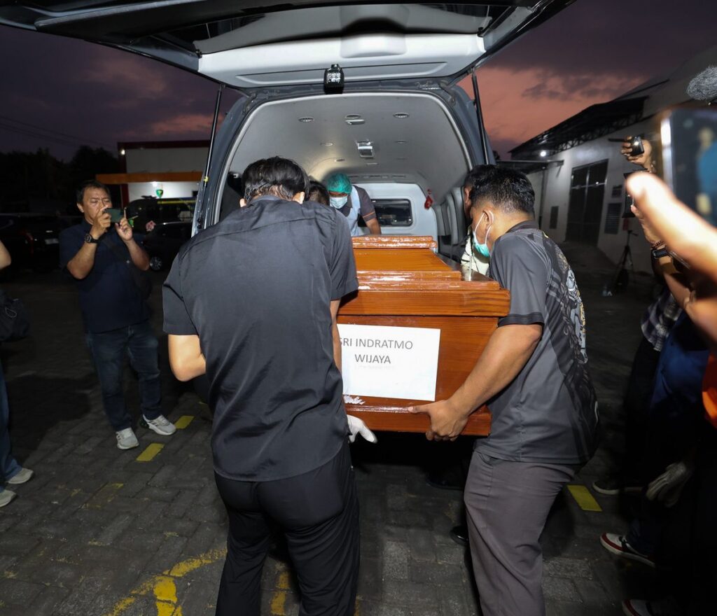 Polda Jatim Serahkan Dua Jenazah Korban KM Mutiara Sentosa II