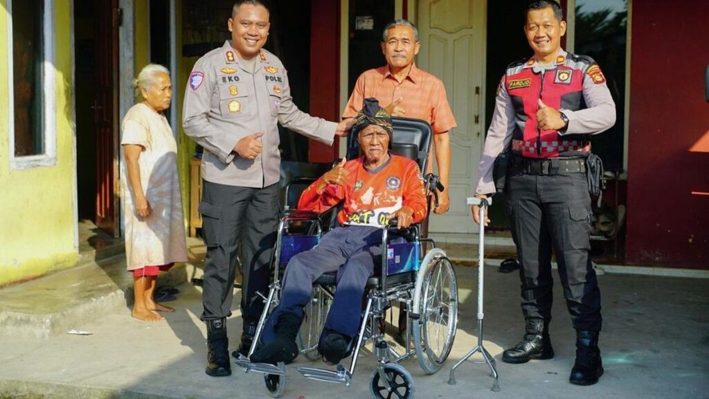 Polres Ogan Komering Ilir Salurkan Kursi Roda untuk Tokoh Masyarakat
