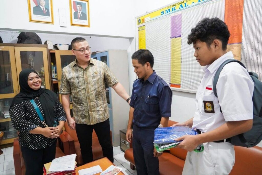 Hardiyanto Kenneth Pelos Selesaikan Tunggakan dan Seragam Siswa SMK Al-Irsyad