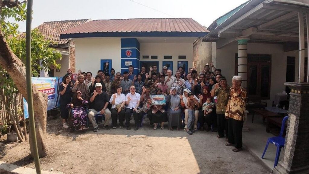 Indocement Renovasi Rumah Tukang Bangunan Melalui Program Sosial