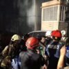 Petugas Damkar Evakuasi Pekerja Gedung Bapenda DKI yang Terbakar