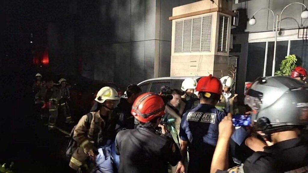 Petugas Damkar Evakuasi Pekerja Gedung Bapenda DKI yang Terbakar