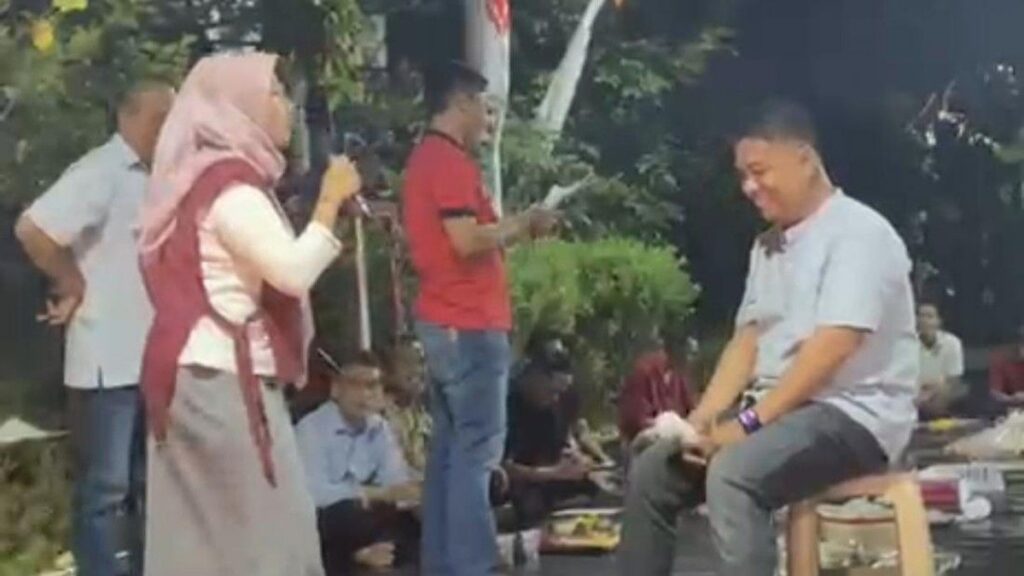 Warga Sekarkurung Gresik Gelar Lomba Ngomel Bojo Saat Pertandingan Agustusan