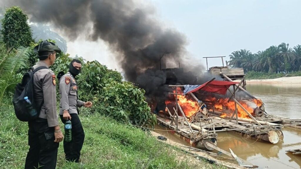 Polda Riau Musnahkan 436 Rakit PETI dan Tangkap 15 Tersangka di Kuansing