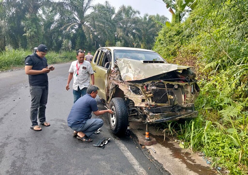 Mobil Dinas Satpol PP Bengkulu Utara Tabrak Truk di Rejang Lebong
