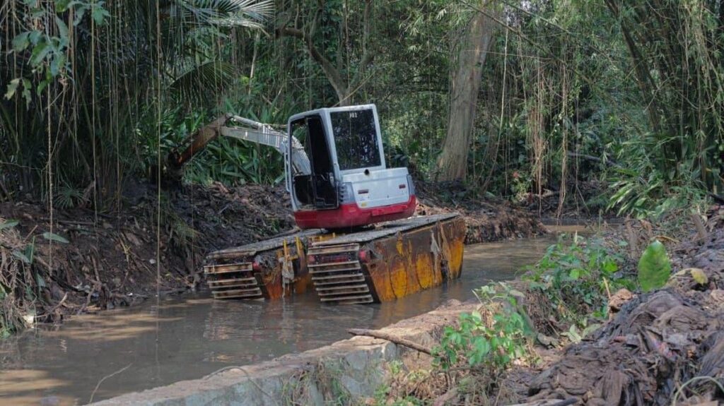 DSDABMBK Tangsel Keruk Sedimen Sungai Ciputat Cegah Banjir