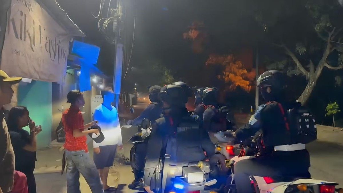 Brimob Polda Metro Jaya Evakuasi Remaja Korban Penikaman di Tangerang