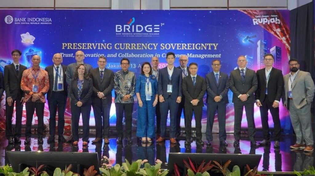 BI Sulap Limbah Racik Uang Kertas Jadi Cenderamata dan Energi Listrik