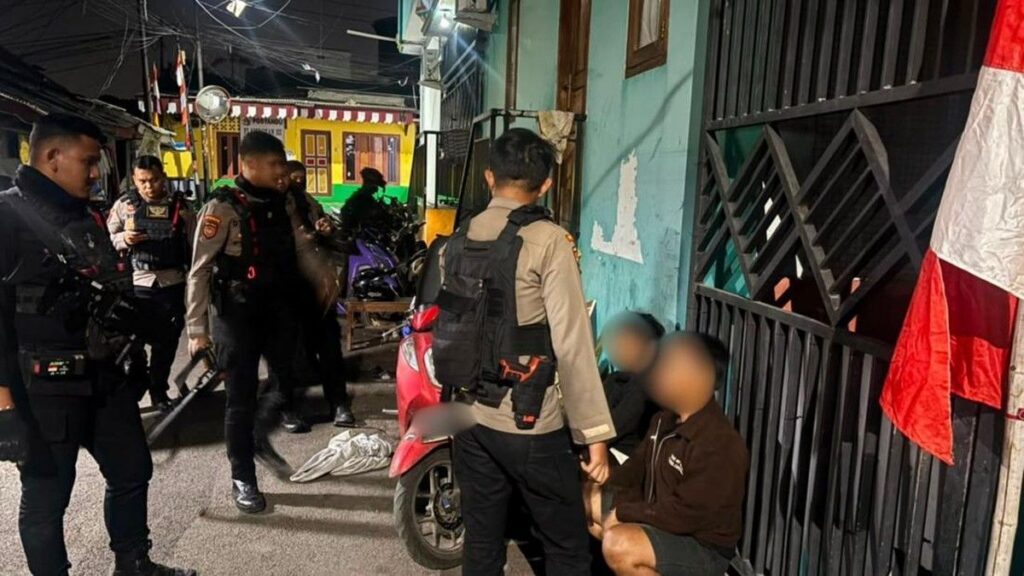 Polisi Amankan Dua Pemuda Bawa Celurit di Lubang Buaya Jakarta Timur