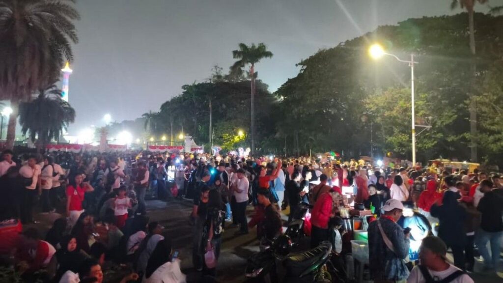Masyarakat Padati Kawasan Monas Gelar Malam Merdeka HUT Ke-81 RI