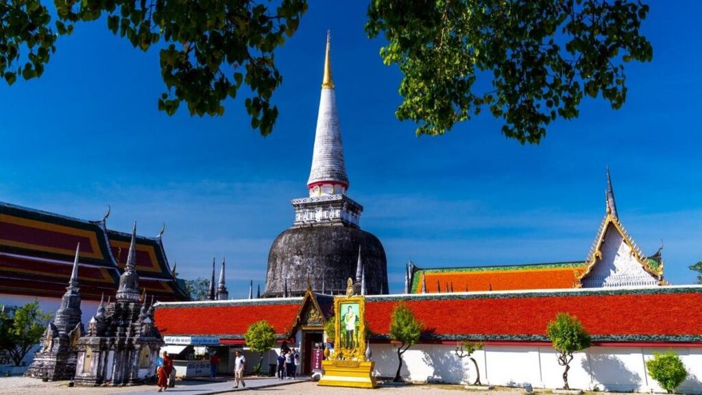 UNESCO Lindungi Wat Phra Mahathat Candi Tanpa Bayangan Thailand