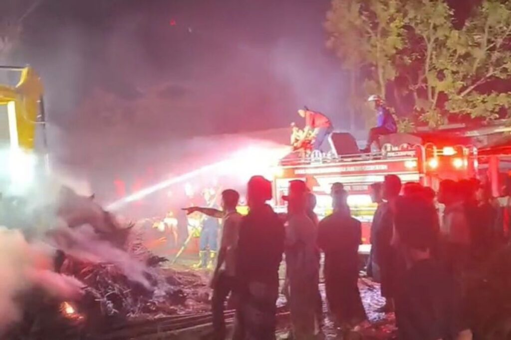 Kebakaran Hebat Melahap Ratusan Rumah Adat Sade Lombok Tengah