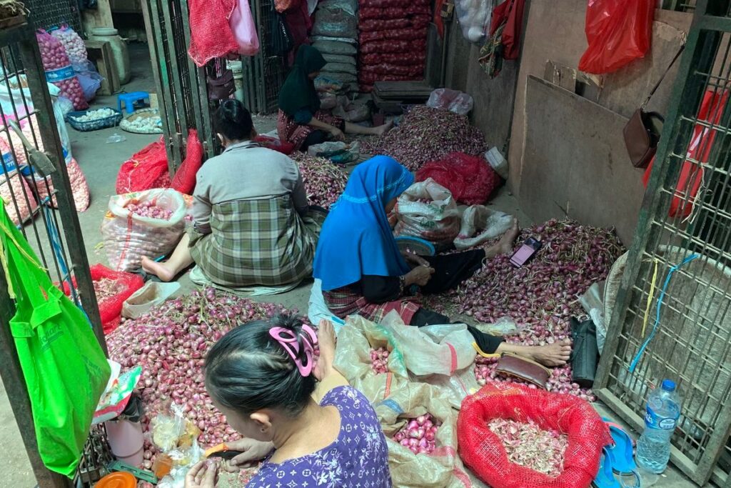 Buruh Pengupas Bawang Pasar Kramat Jati Bertahan dengan Upah Minim