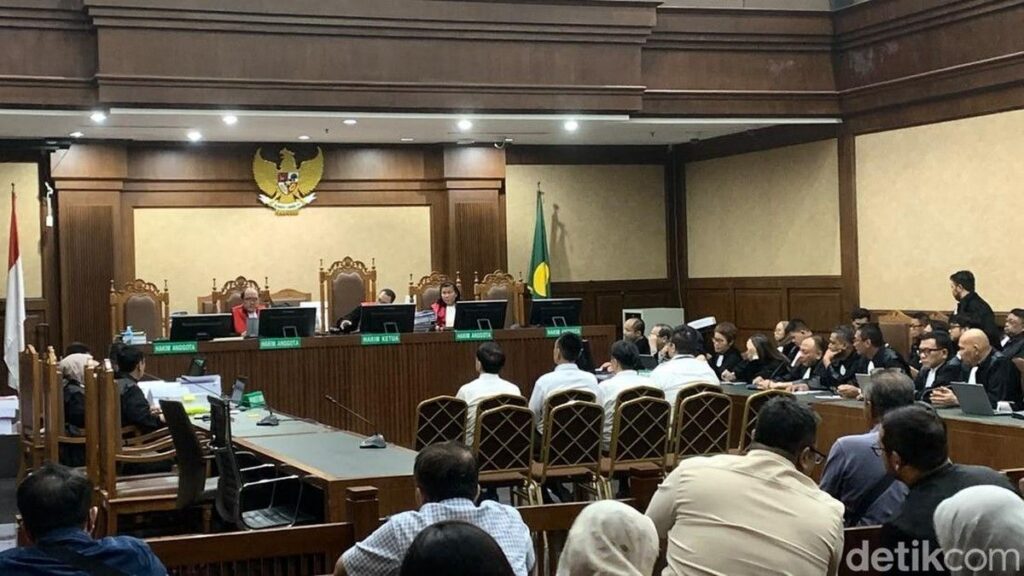 Delapan Terdakwa Korupsi LPEI Dituntut 8,5 hingga 13 Tahun
