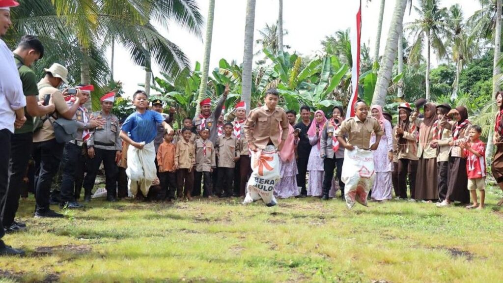 Tim Ekspedisi Merah Putih Tanam Mangrove dan Bantu Warga di Ujung Siak