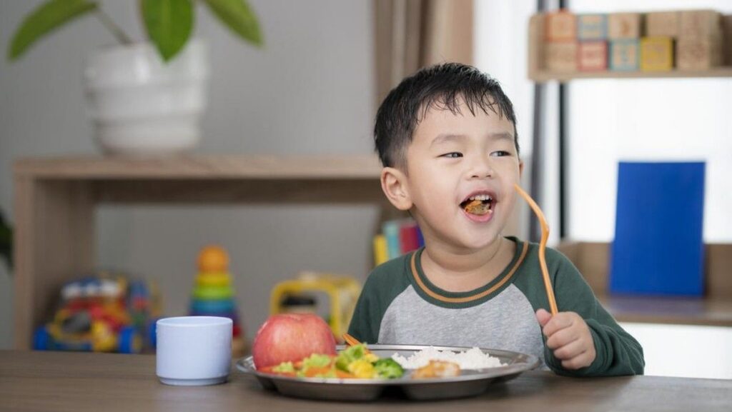 Mengenal Pola Asuh Gummy Bear Mom dan Dampaknya pada Kebiasaan Makan Anak