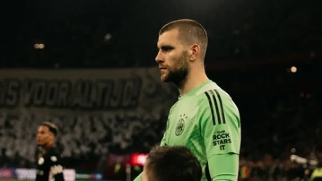 Pelatih Ajax Michel Sanchez Persaingkan Maarten Paes dan Ter Stegen