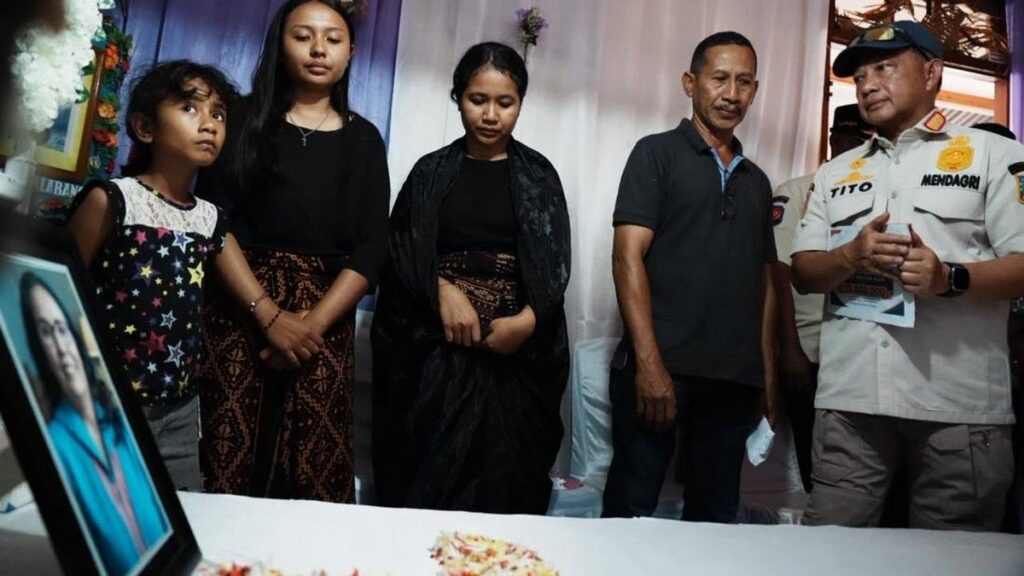 Mendagri Tito Karnavian Serahkan Santunan Korban Gempa di Sikka