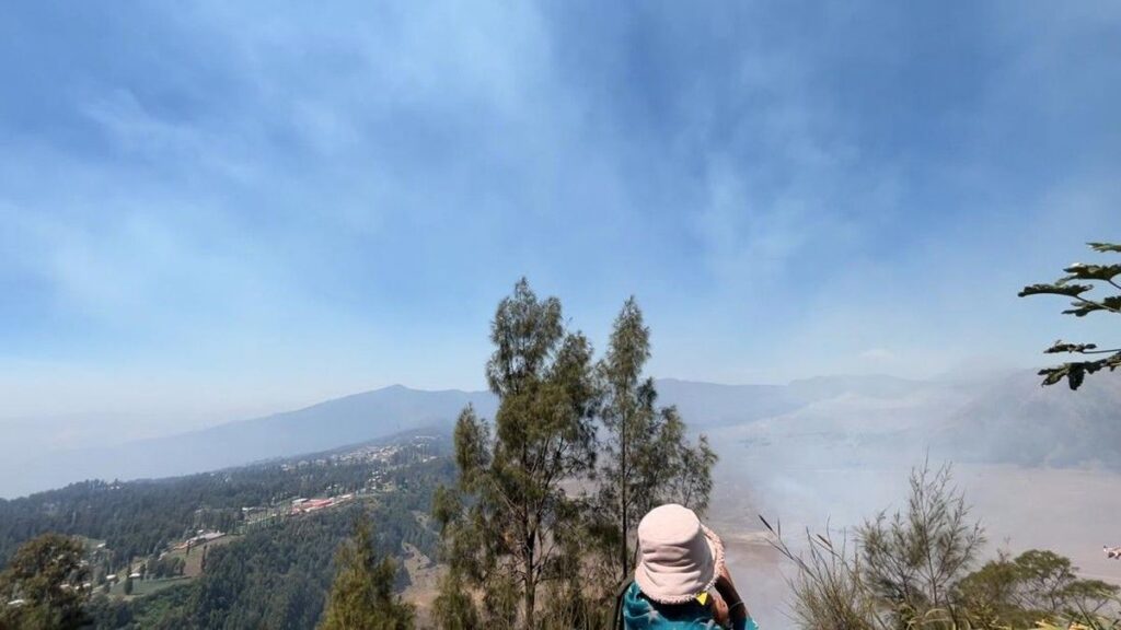Pengelola Tutup Bromo Sky Bridge Akibat Kebakaran Gunung Bromo