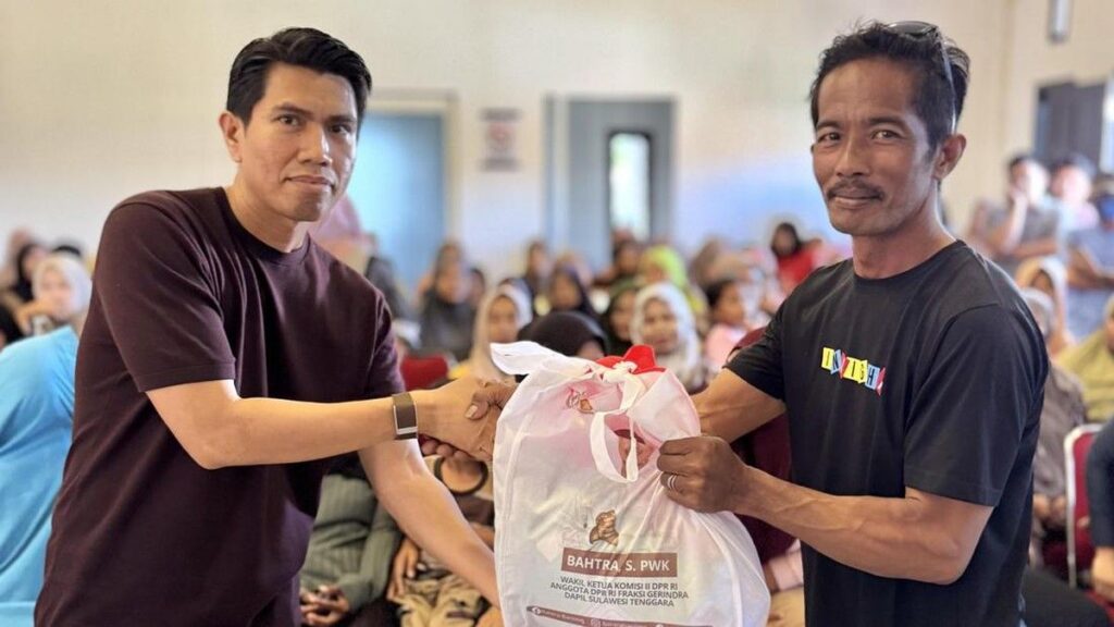 Bahtra Banong Serap Aspirasi dan Salurkan Sembako di Bombana