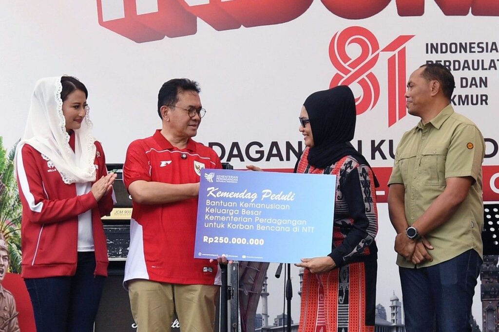 Menteri Perdagangan Serahkan Bantuan Rp250 Juta untuk Korban Gempa NTT