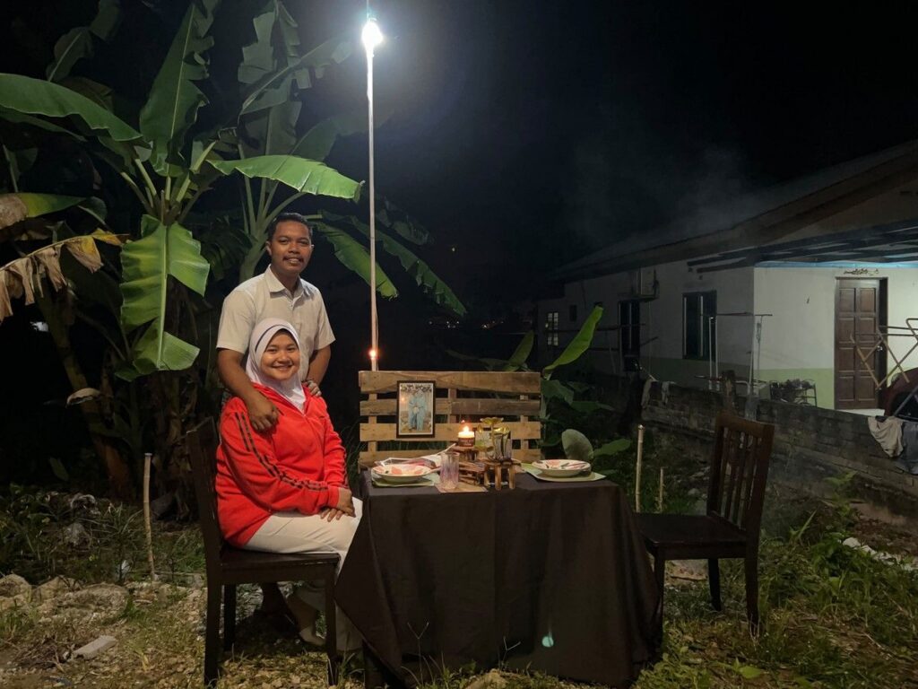 Suami di Kedah Sulap Teras Rumah Jadi Tempat Makan Malam Romantis
