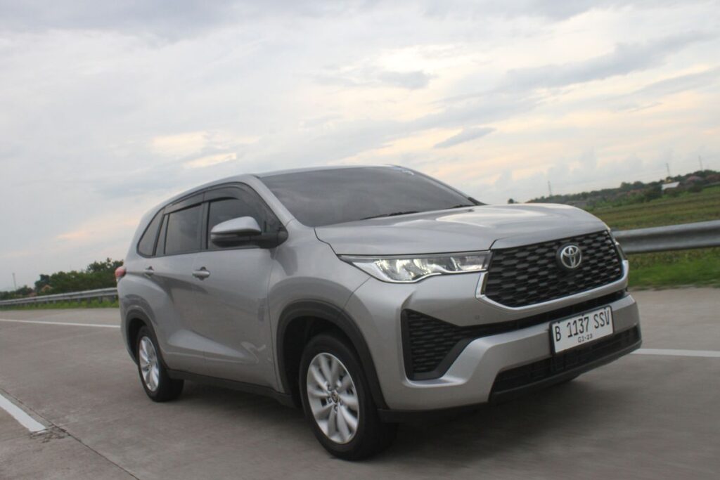 Review Mobil Bekas Innova Zenix Hybrid 2025: MPV Keluarga Irit BBM