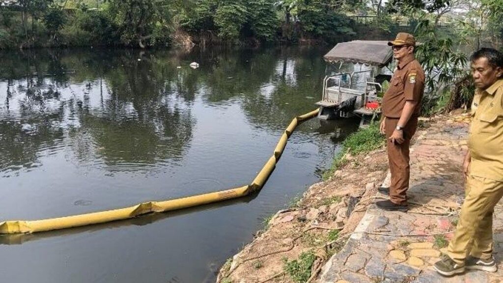 Dinas LH Bogor Uji Sampel Air Pencemar Sungai Cileungsi