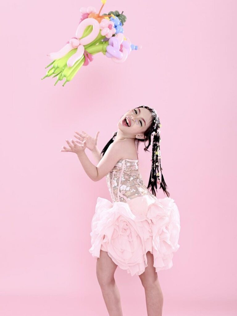 Model Muda Joanna Adelaide Zhang Kembangkan Karier Modeling dan Seni