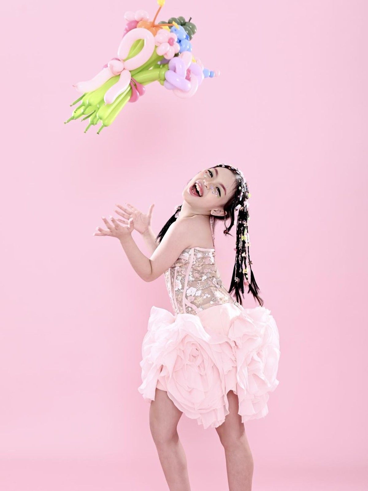 Model Muda Joanna Adelaide Zhang Kembangkan Karier Modeling dan Seni