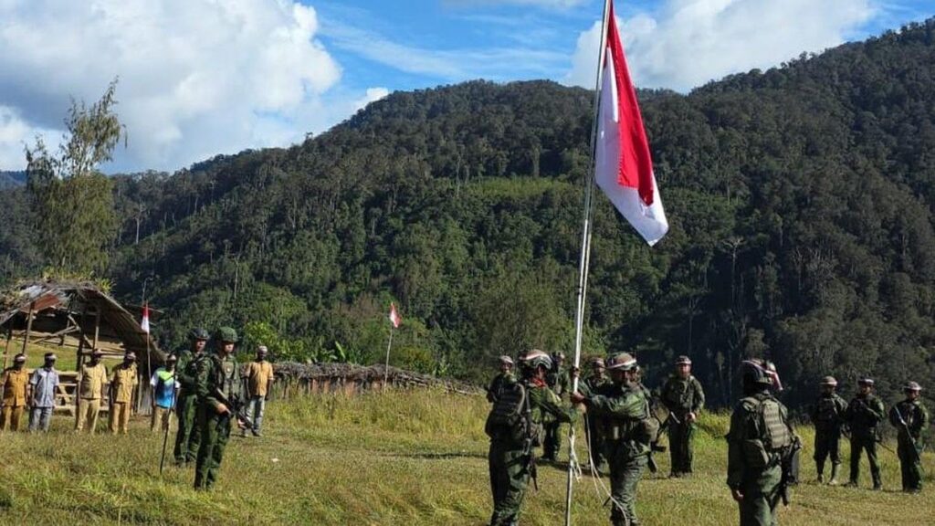 TNI Pengibaran Merah Putih di Kaki Gunung Cartenz Ugimba Papua