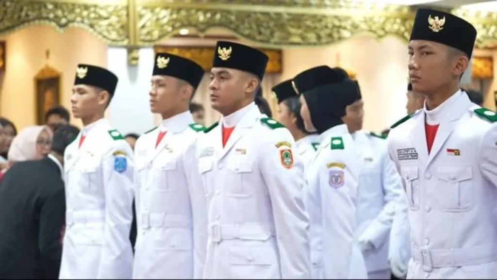 Tim Adil Makmur Bertugas dalam Upacara Penurunan Bendera HUT ke-81 RI