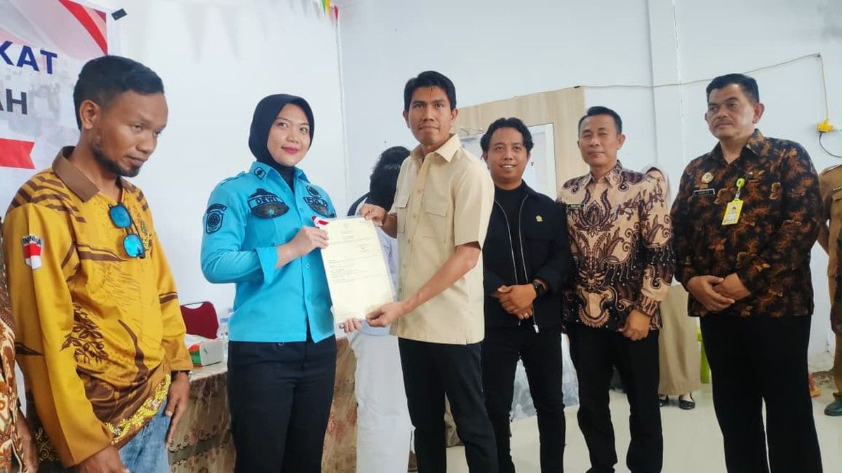 Bahtra Banong Serahkan 152 Sertifikat PTSL di Kolaka