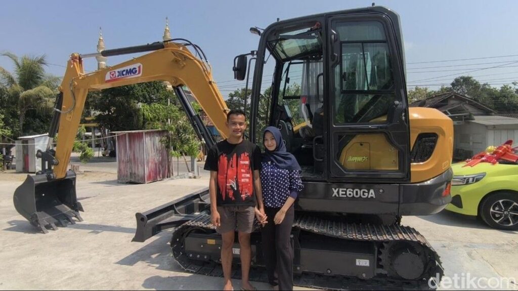 Pemuda Grobogan Berikan Mahar Ekskavator dan Mobil Mewah