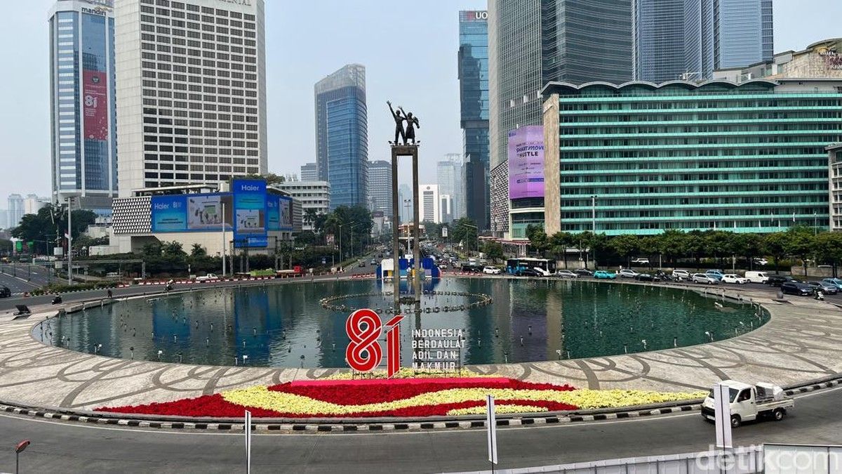 Kawasan Bundaran HI Hiasi Merah Putih Sambut HUT RI ke-81