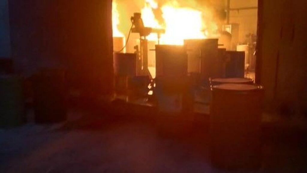 Gudang di Tegal Alur Jakarta Barat Kebakaran Petugas Lakukan Pendinginan