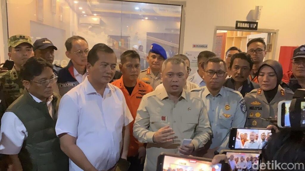 KMP Putri Yasmin Terbakar dan Hanyut ke Samudera Hindia