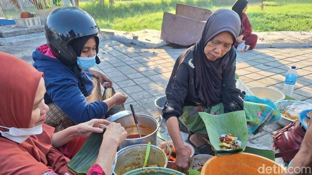 Masitah Jual Nasi Sasak Rp5 Ribu di Pasar Bintaro Mataram