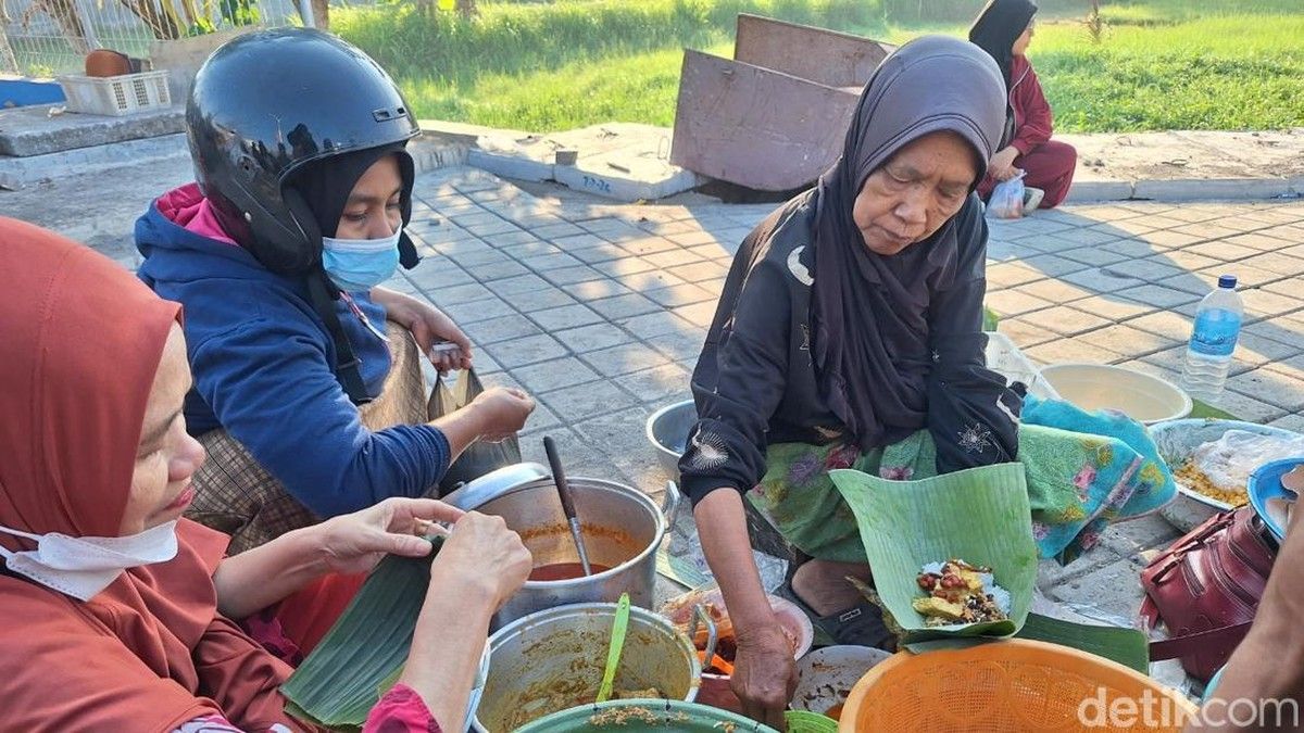Masitah Jual Nasi Sasak Rp5 Ribu di Pasar Bintaro Mataram