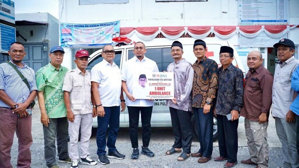 Andre Rosiade Serahkan Bantuan Ambulans untuk Nagari Kubang