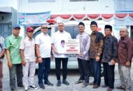 Andre Rosiade Serahkan Bantuan Ambulans untuk Nagari Kubang