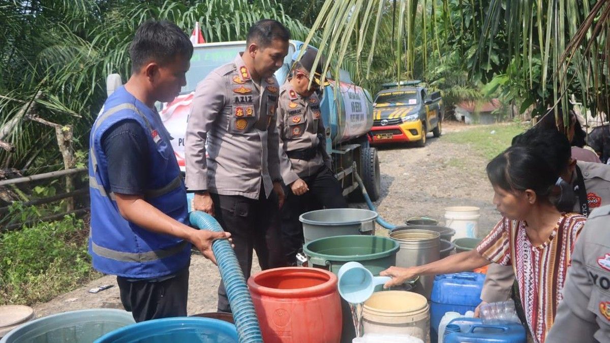Polres Empat Lawang Salurkan Bantuan Air Bersih ke Tanjung Kupang