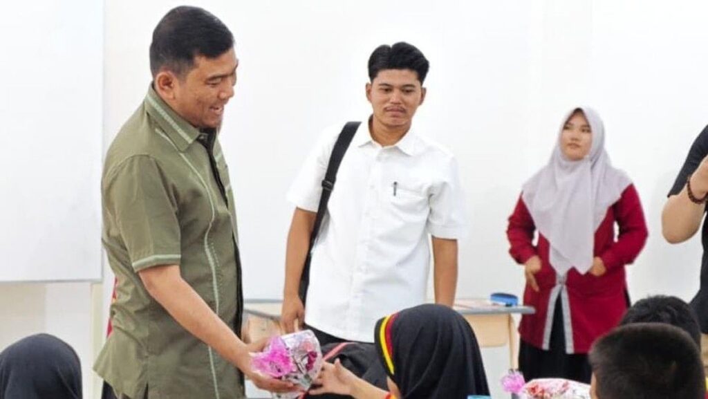 Rocky Candra Serahkan Bantuan Pendidikan di Sungai Penuh