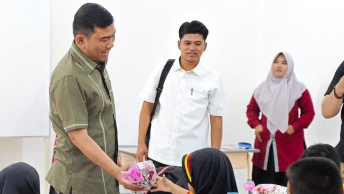 Rocky Candra Serahkan Bantuan Pendidikan di Sungai Penuh