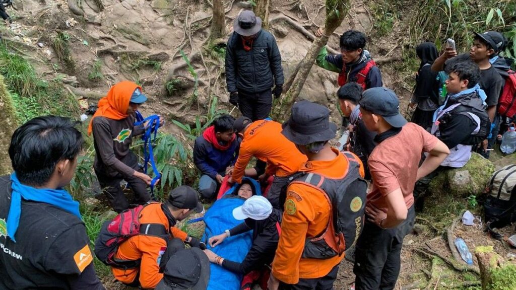 Tim SAR Evakuasi 31 Pendaki dari Gunung Bawakaraeng Sulsel